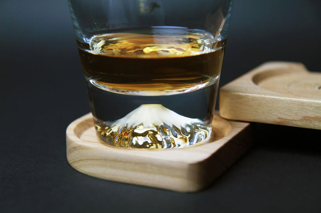 [Mt. Fuji Glass - Premium Gift Box] Mt. Fuji rock glass with a shimmering Mt. Fuji design at the bottom / Includes wooden coaster