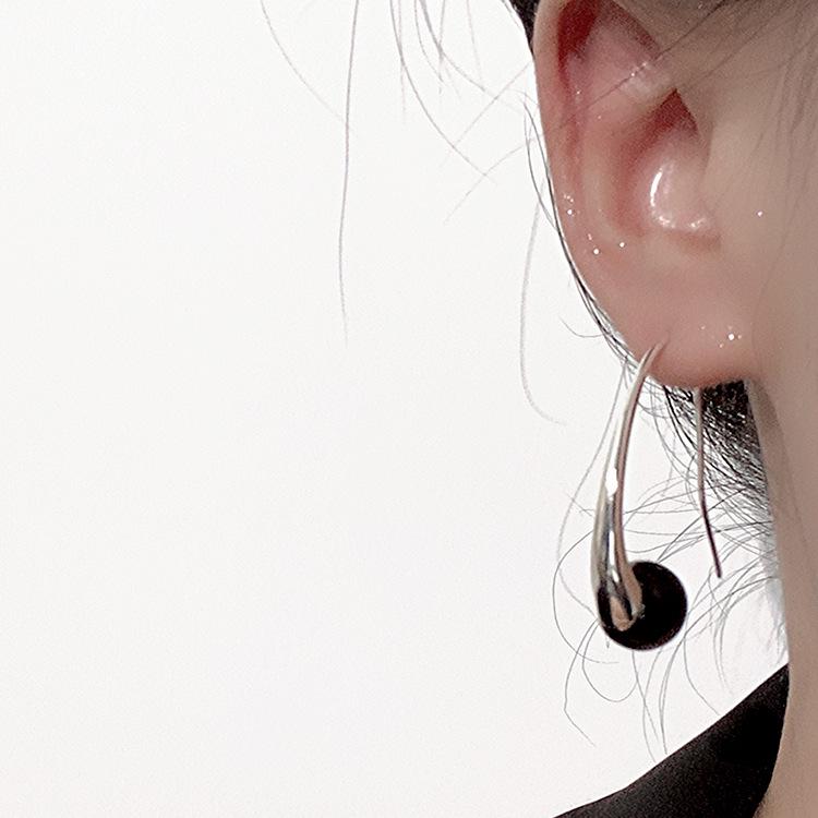 Niche Silver Hoop Earrings for Women: Elegant, Stylish, Simple Design