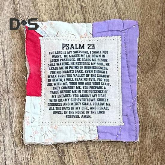 Mini colcha de oración vintage con un dispositivo de madera en su interior, hecha a mano, con bolsillos, cuadrados, regalo religioso para amigos cristianos.