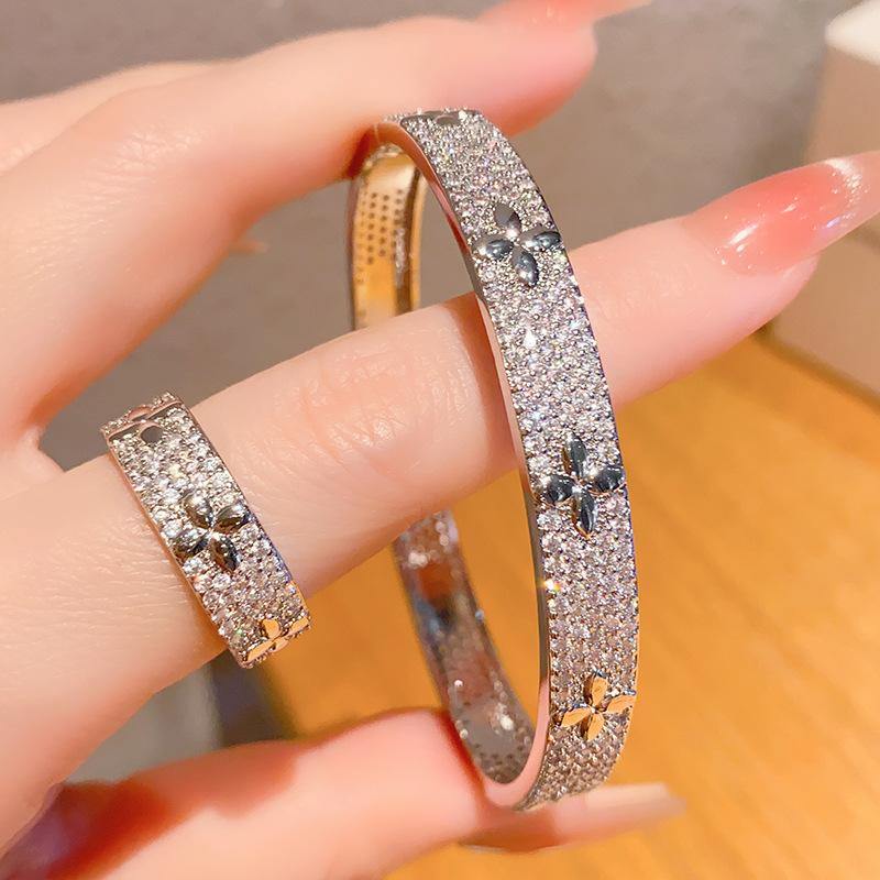 Bransoletka z kwiatem czterolistnej koniczyny, super błyszczący pierścionek z cyrkoniami, zestaw bransoletek, platerowana miedzią bransoletka