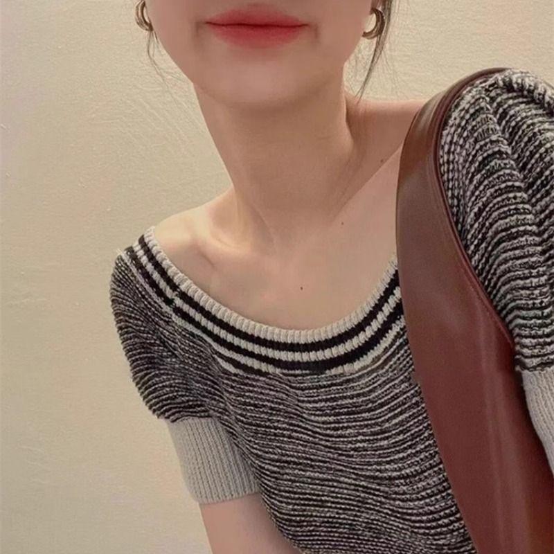 Damtopp i stickat, svartvitrandig, bred halsringning, korta ärmar, smal passform, avslappnad blus