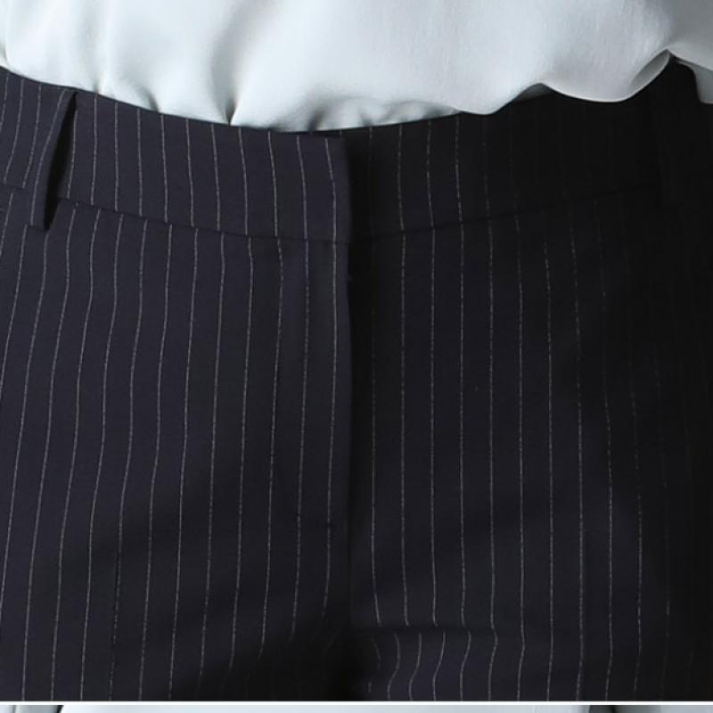  Îi lipsesc pantalonii formali simpli cu creion care cade