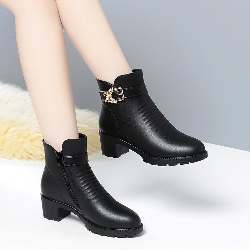 Fashion Women Leather Boots 2025 Winter Thick Wool Lined Warm Snow Mother Leather Boots Short Soft Sole Cotton Shoes