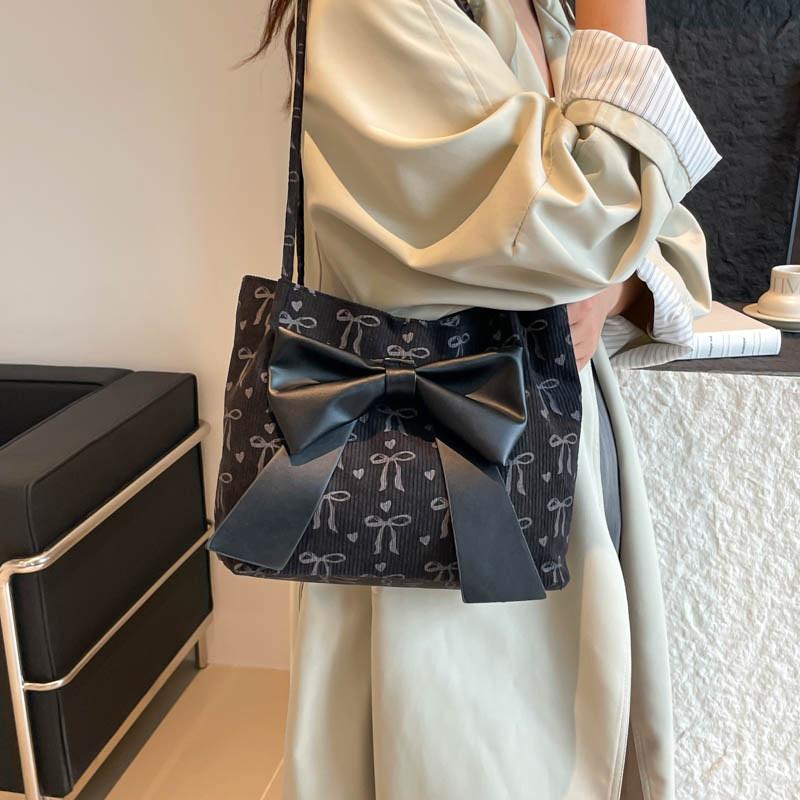 Lässige Tragetasche mit Schmetterlingsschleifen-Design für Alltagsoutfits und den Weg zur Arbeit