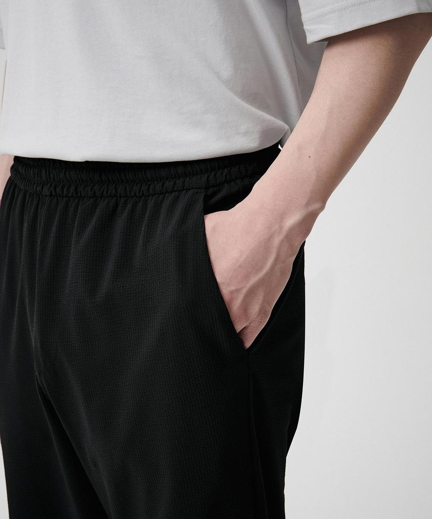 MUSINSA STANDARD Seersucker Loose Tapered Elastic Waist Pants [Black]