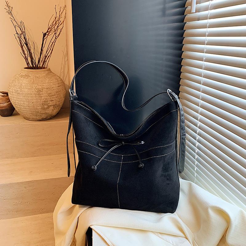 Casual commuting retro large-capacity bag women's autumn and winter new shoulder messenger bag