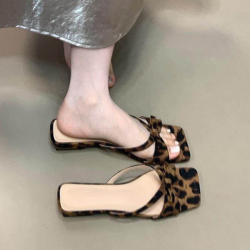 Mode Ein-Wort-Schlepp 2025 neuer Sommer Oberbekleidung Schleife Pendler kleine coole Hausschuhe Damen Komfort