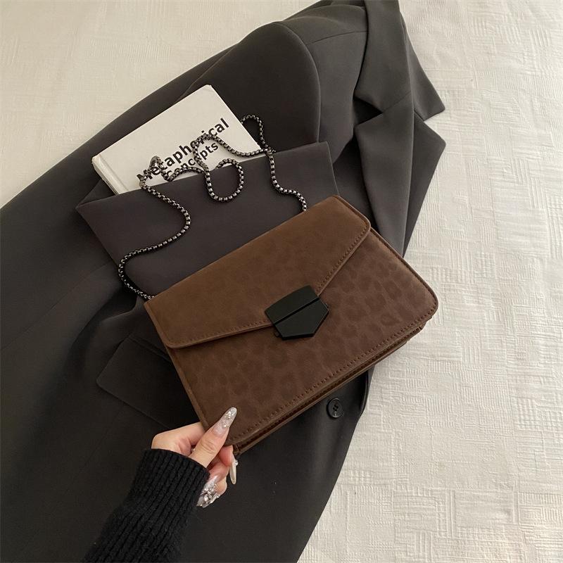 

Осень новая сумка с замком с леопардовым принтом темпераментная популярная сумка-цепочка маленькая квадратная сумка контрастного цвета универсальная на плечо/кроссбоди