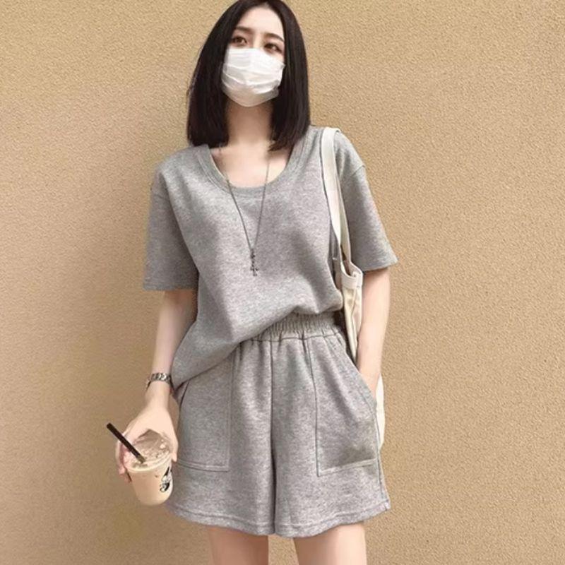 

Женский летний повседневный спортивный костюм 2025: Стильный, Свободный, Стройнящий Двухпредметный Костюм с Топом с Короткими Рукавами и Шортами XL серый