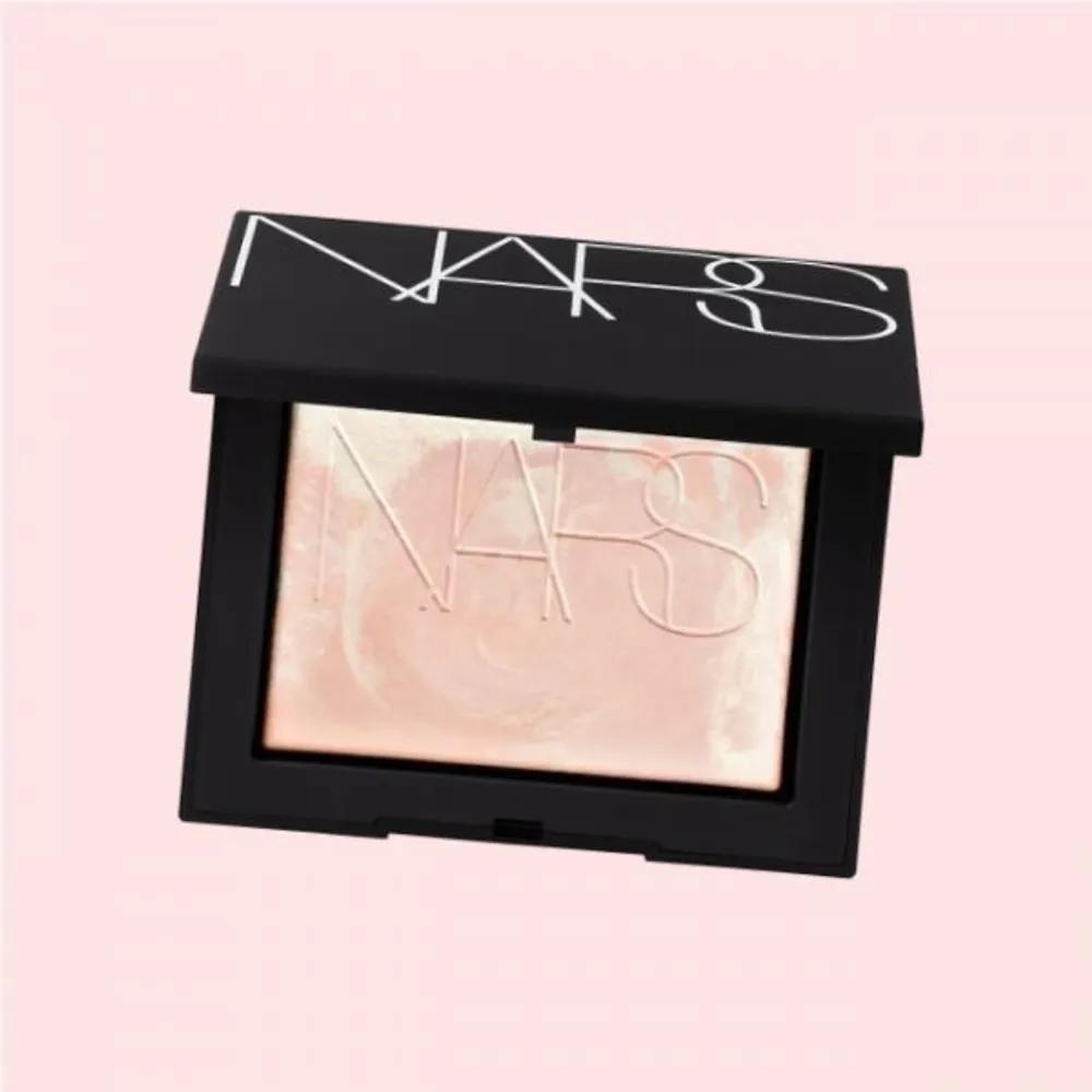 

NARS Пудра с призматическим эффектом Light Reflecting 2237701005 4514058