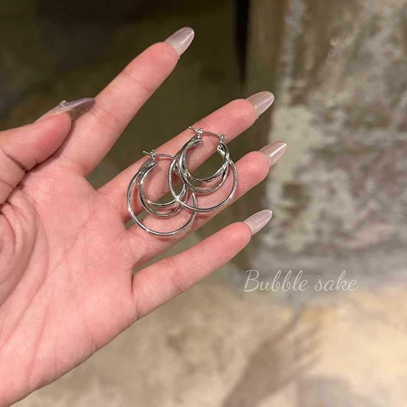 

Silver Three-Ring Interlocking Stud Earrings: Minimalist, Retro, Unique Design for Square and Round Faces. A2077