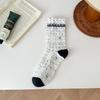 Retro Ethnischer Stil Damen Socken Herbst und Winter Literarisch und Künstlerisch Mittellange Baumwollsocken Dreidimensionale Reliefstrümpfe Hof