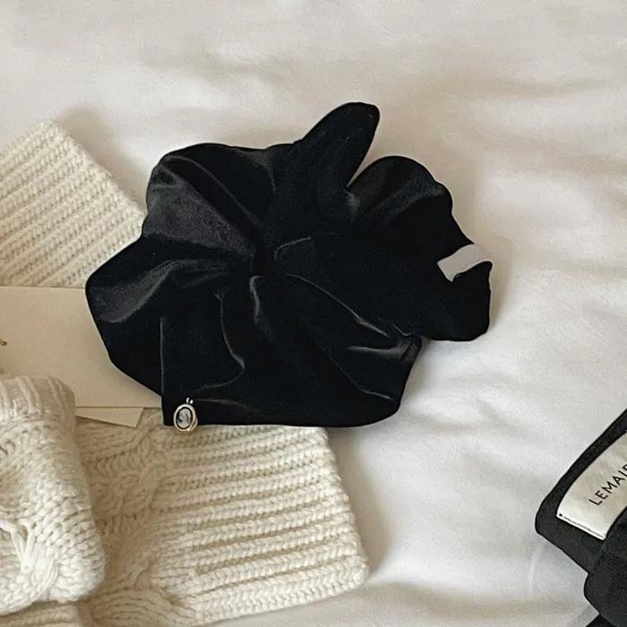 Drop Wide Velvet Cameo Scrunchie [Black]