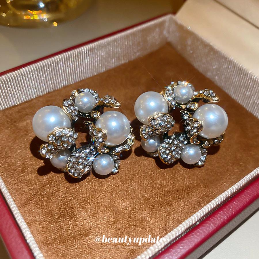 Silver Needle Vintage-Style Geometric Flower Pearl Earrings with Diamonds - Luxurious and Fashionable Ear Studs