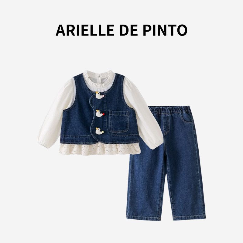 Новый весенний наряд для девочек от французского бренда Arielle De Pinto: джинсовый трехпредметный комплект с жилеткой и рисунком  Утенок  Blue Suit 90