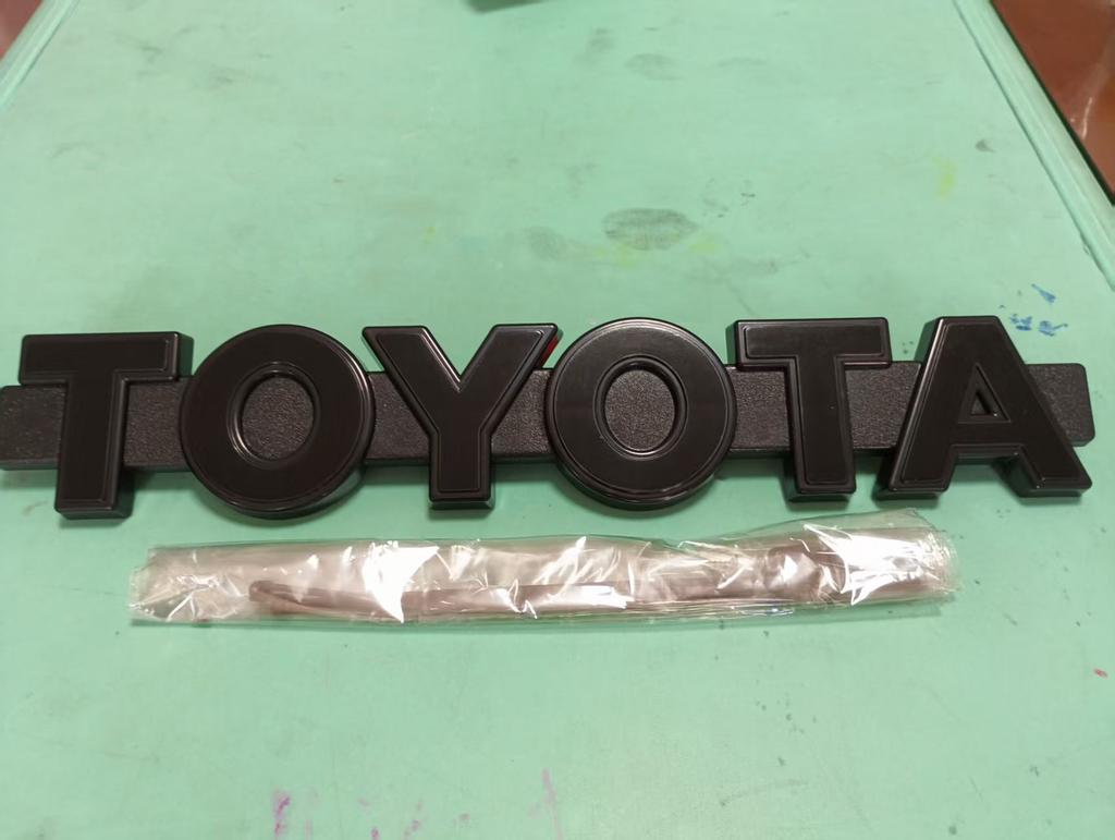 1 stk 38x6,5x1,5cm Kompatibel med Toyota Wildlander, RAV4, Camry, Land Cruiser, RAV4 Frontgrill TOYOTA Retro Emblem Bilklistremerke