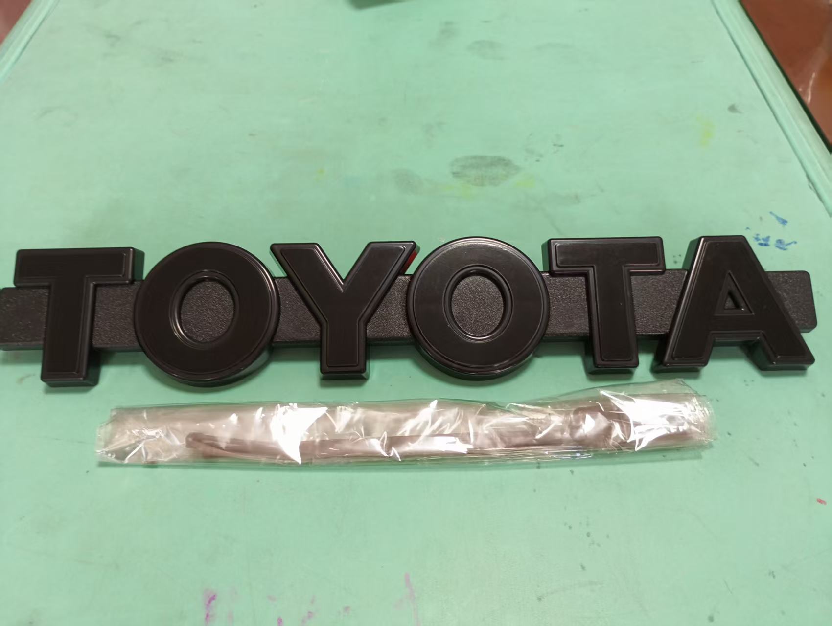 

1 шт. 38x6,5x1,5 см Совместимо с Toyota Wildlander, RAV4, Camry, Land Cruiser, RAV4 Передняя решетка TOYOTA Ретро-эмблема Наклейка на автомобиль 38x6.5x1.5cm чёрный