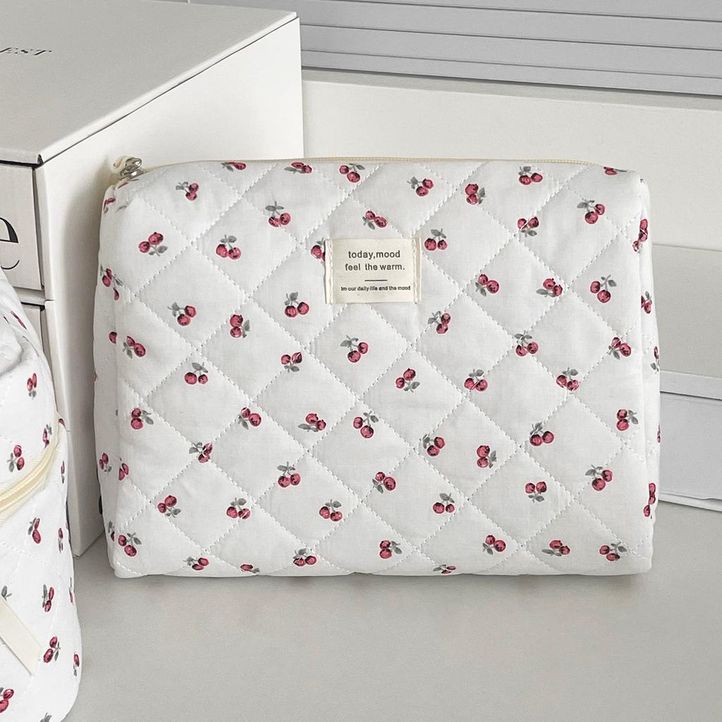 Quilted Berry Makeup Bag – Cute Large Capacity Travel Toiletry Organizer for Girls, Ins Style Cosmetic Pouch