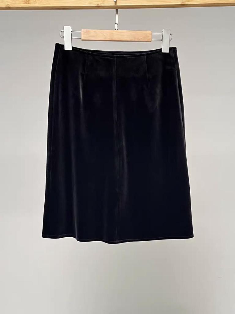 26 Early Spring Retro Velvet Little Black A-line Dress: Classic Mid-Waist, Slimming, Commuter Style