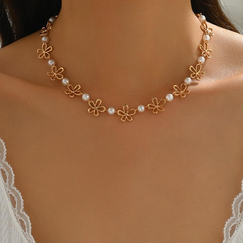 1Fashionable and Elegant Retro Hollow Flower Necklace, Versatile Bead Collarbone Chain Necklace Suitable for Women As a Gift, for Daily Wear and
