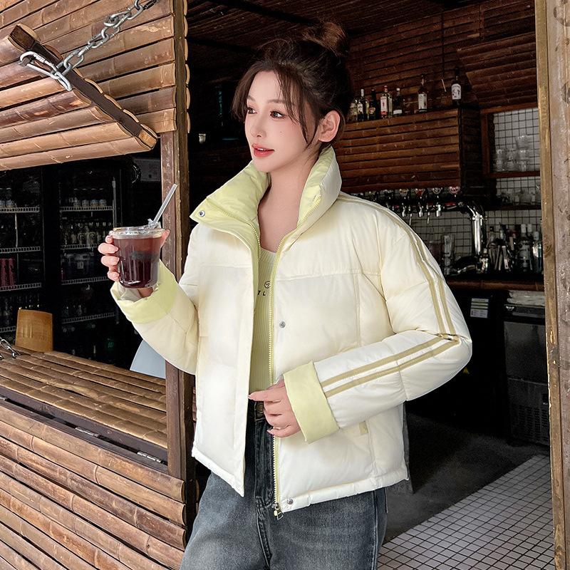 

Женская короткая ветрозащитная теплая зимняя куртка с воротником-стойкой и полосками на рукавах XL бежевый