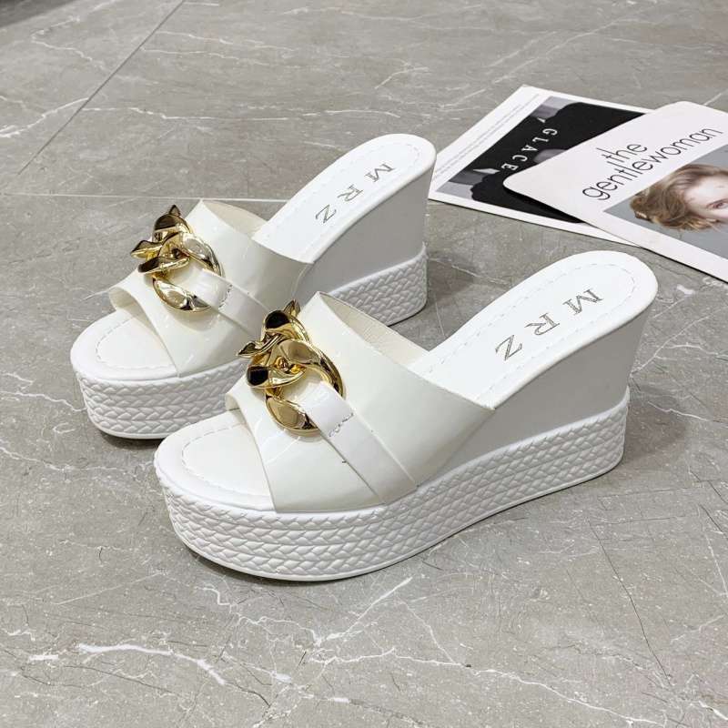 Keilabsatz coole Hausschuhe Damen Sommer 2025 neu Muffin hoher Absatz erhöht dicke Sohle Kette Ein-Wort Außen Trage Sandalen