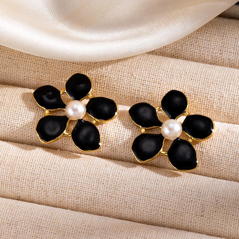 Fashionable Titanium Steel Pearl Flower Stud Earrings for Women: Stylish Stainless Steel Hollow Design in Cold Style.