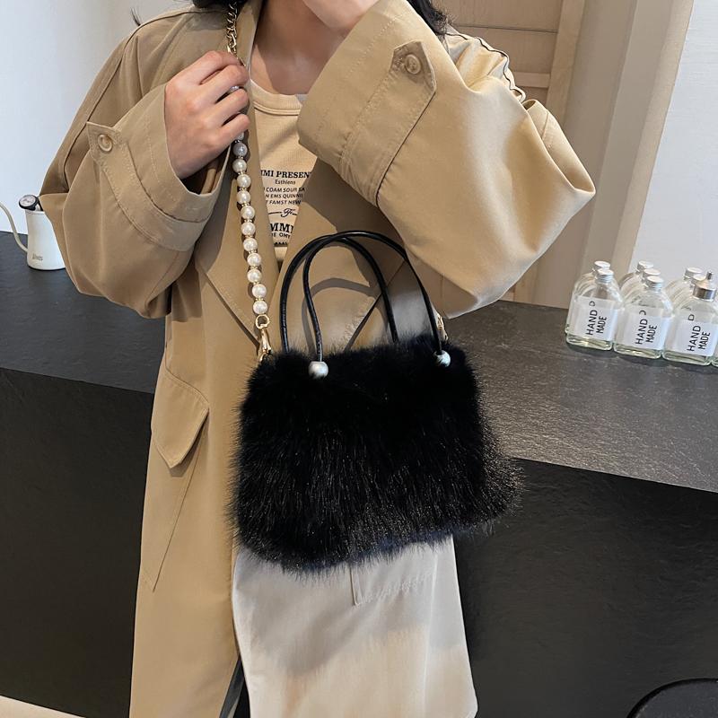 

Soft Plush Handbag Fashion Girls Pearl Chain Shoulder Bag Women Ladies Designer White Tote Purse Winter Faux Fur Crossbody Bag чёрный
