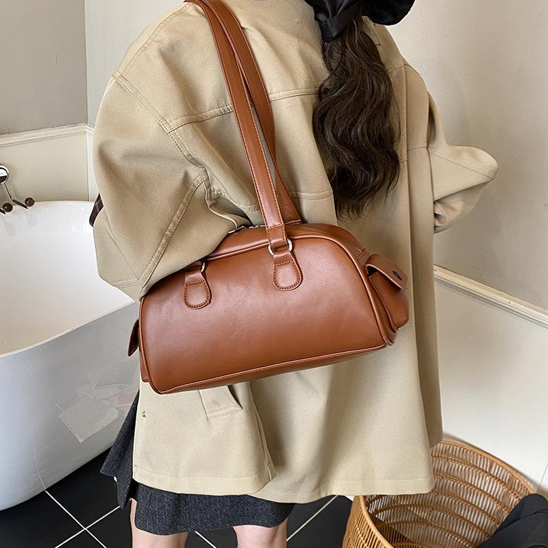 Autumn Retro Texture Bowling Bag Women's Bag 2025 New Simple Shoulder Pillow Bag Versatile Commuter Bag
