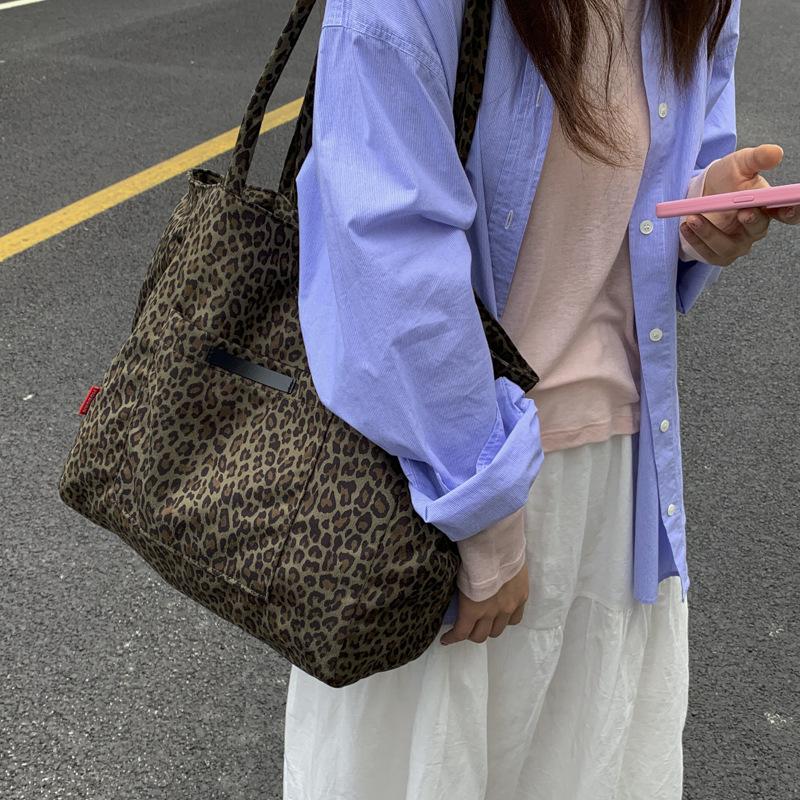 Large-capacity bag women's autumn and winter 2025 new versatile simple shoulder large bag leisure college students class tote bag