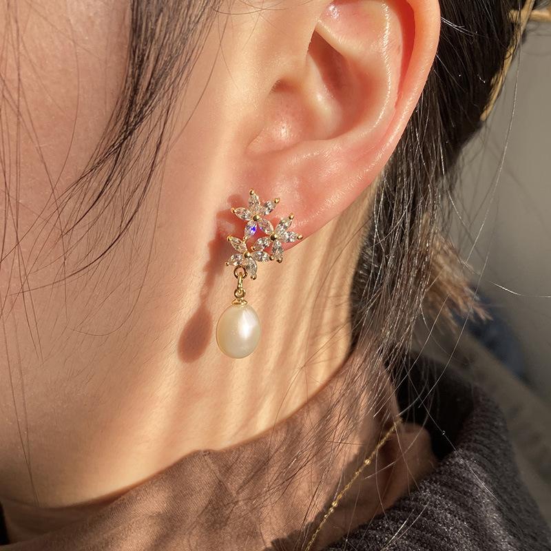 Exquisite Metal Flower Inlaid Zircon Pendant Earrings for Women Elegant White Imitation Pearl Earrings Engagement Party Jewelry