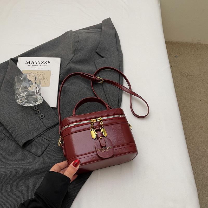 Módní super horká malá kabelka ženy 2025 nová high-end všestranná taška přes rameno jaro a léto módní přenosná krabičková kabelka