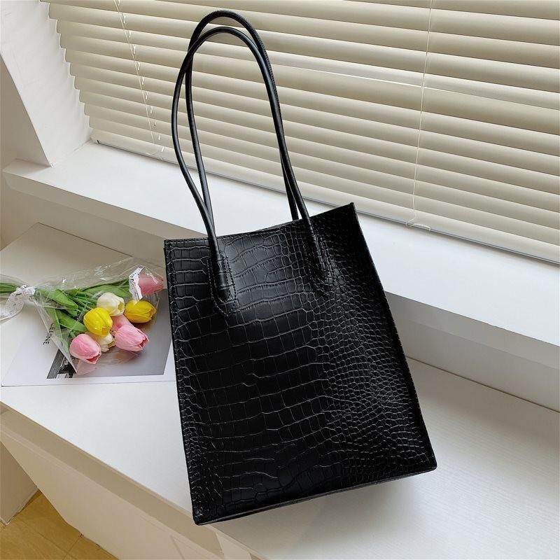 Chic And Versatile Crocodile-patterned Shoulder Bag For Everyday Fashion Use Black