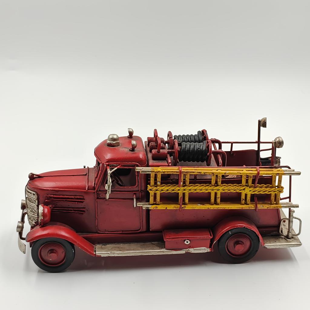 Vintage Iron Muscle Car Ornament,Metal Classic Car Desktop Model,Collectible Decoration for Men'S Study,Creative Gift Inspired by Automotive Culture,