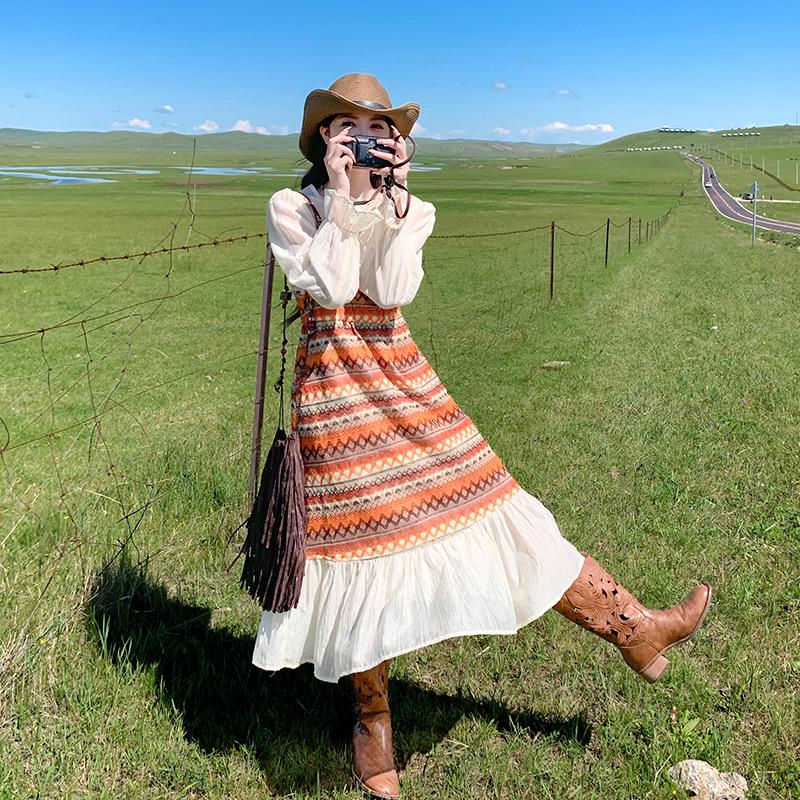 Ethnisch gestreiftes Rüschen-Langkleid – Herbst-Feiertagsmode 2025 für Damen