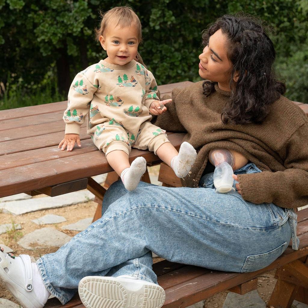 Haakaa silicone breast pump with silicone cap, capacity is 5 (about 150ml).