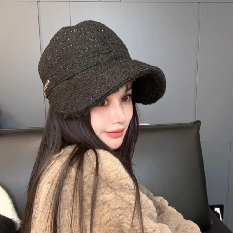 In Autumn and Winter  You Can Wear A Mask. A Fashionable Sequined Fisherman Hat Can Make Your Face Look Smaller. Wearing A Hat On Both Sides Is Trendy