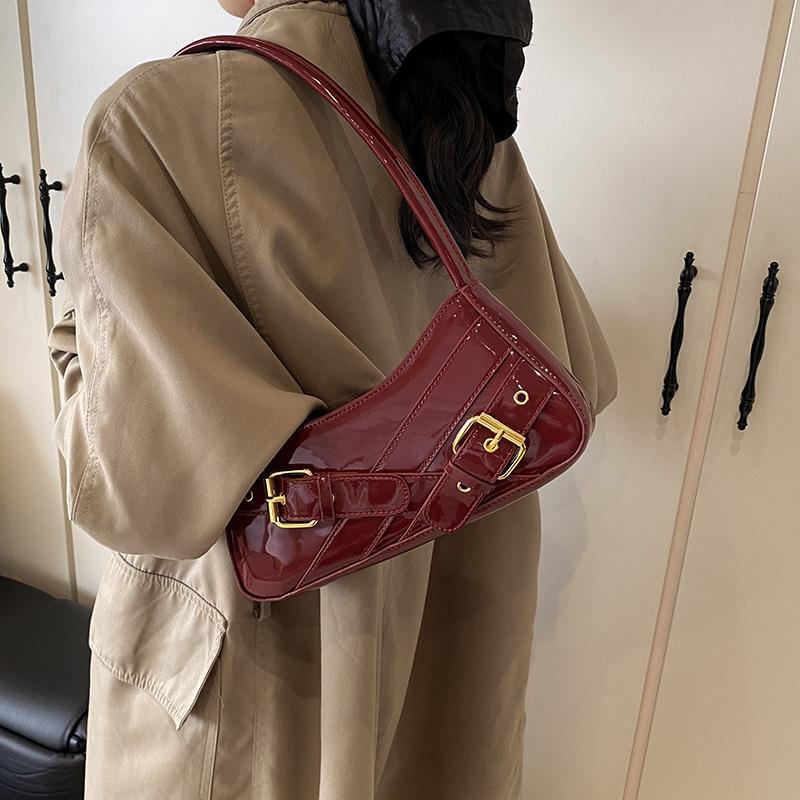 

Модная и высококлассная сумка подмышку женская 2025 новая корейская версия популярная универсальная маленькая квадратная сумка нишевая простая сумка на плечо 27*5.5*13 красный