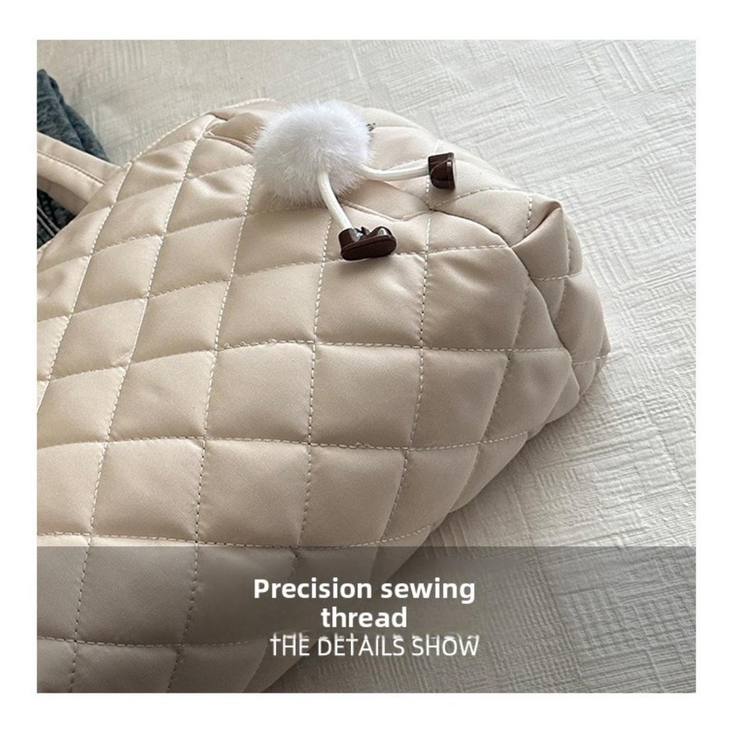 Large Capacity Checkered Handbag, Made of Durable and Wrinkle Resistant Quilted Material, with Multiple Pockets for Easy Storage