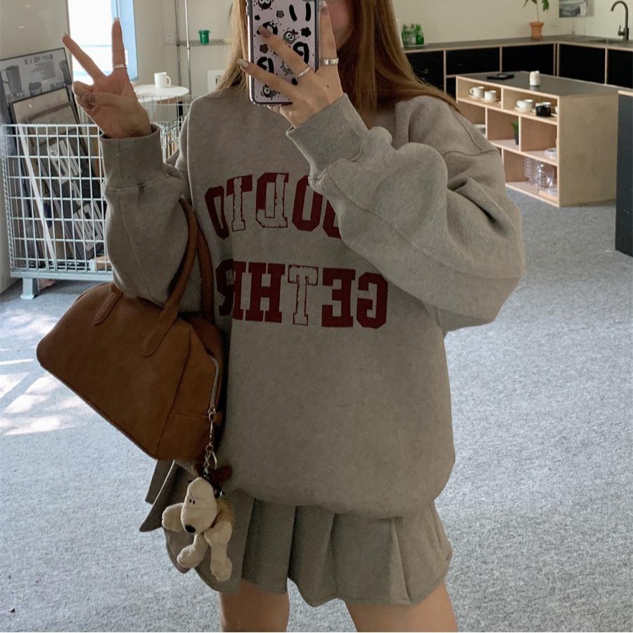 Плюшевая толстовка с буквенным принтом в стиле ретро + плиссированная юбка — фото 3