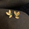 Ohrstecker aus 18 Karat Gold mit matt gebürstetem Blatt - Minimalistisches Design für leichten Luxus