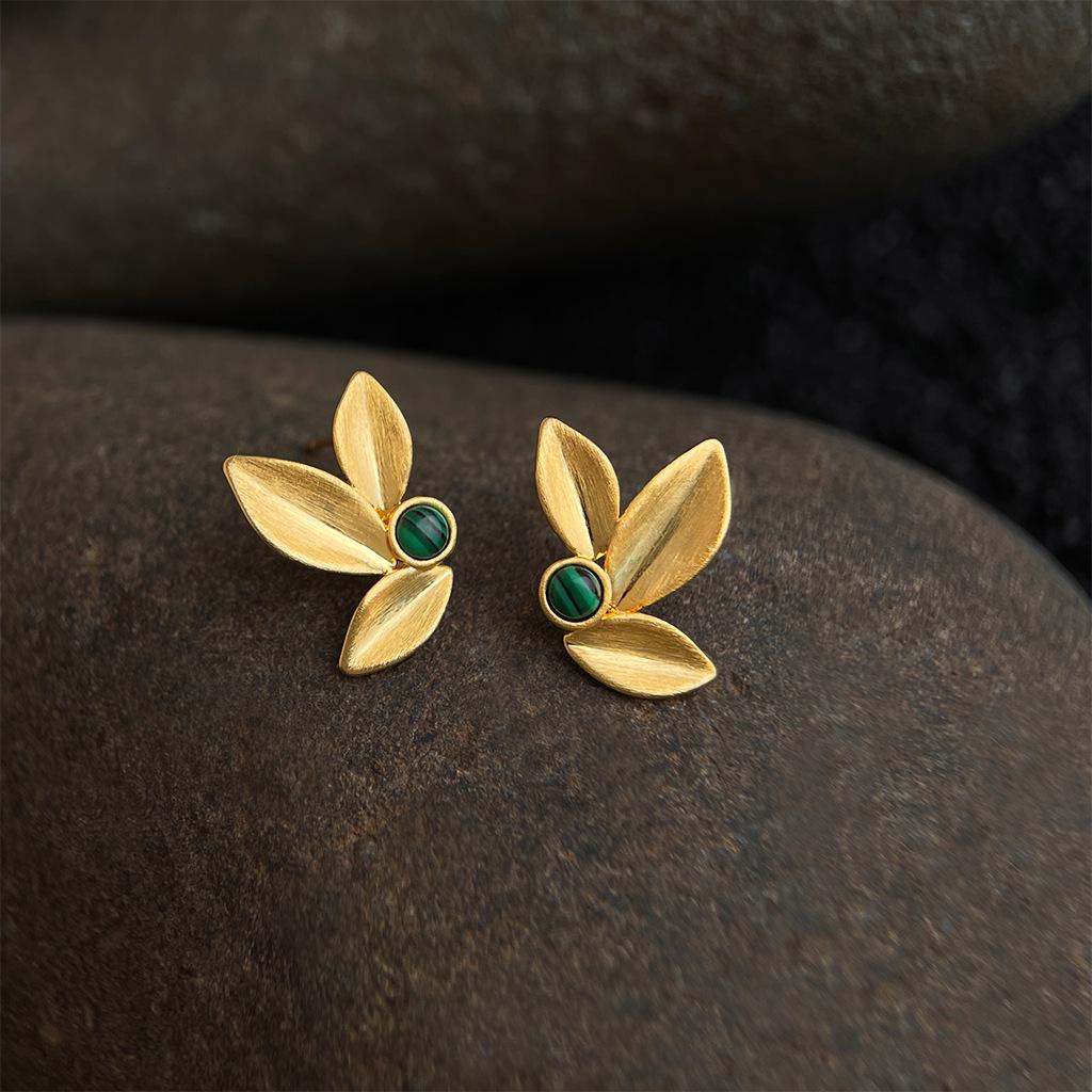 Ohrstecker aus 18 Karat Gold mit matt gebürstetem Blatt - Minimalistisches Design für leichten Luxus