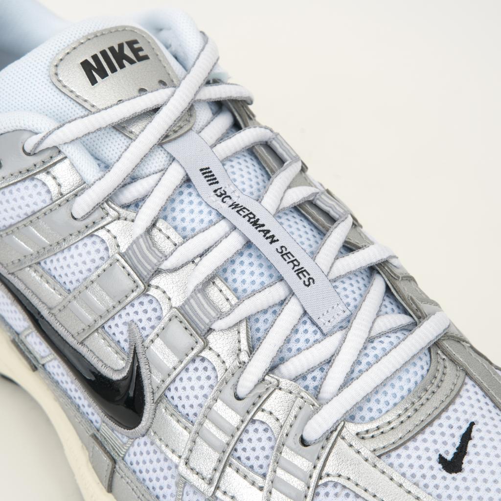 Nike P-6000 Metallic Flat Silver Unisex Sneaker Weiß Metallic-Silber Schwarz CD6404-105