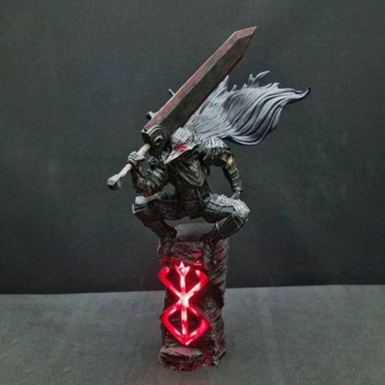 Schwertkämpfer Figur mit Waffe Desktop Statue mit eingebautem LED Licht Harz Anime Figur Skulptur Sammlerstück Spielzeug für Home Schreibtisch Dekoration