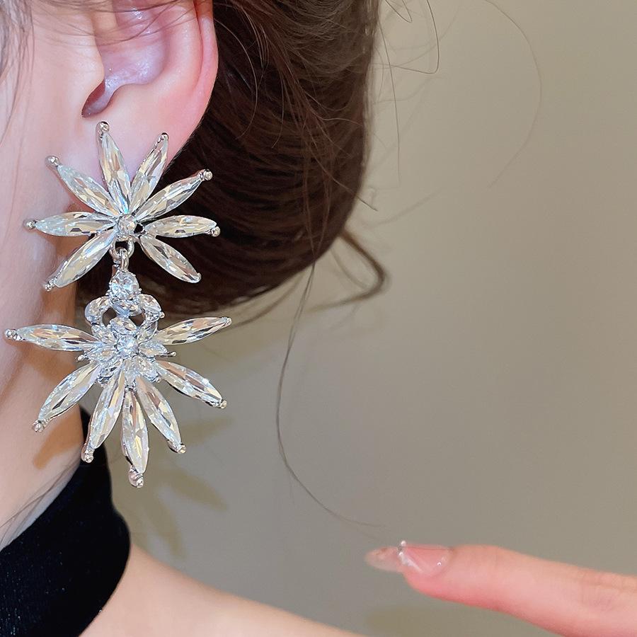 Silver Needle Rhinestone Flower Geometric Studs: Exquisite, Luxurious, High-End Earrings for Women