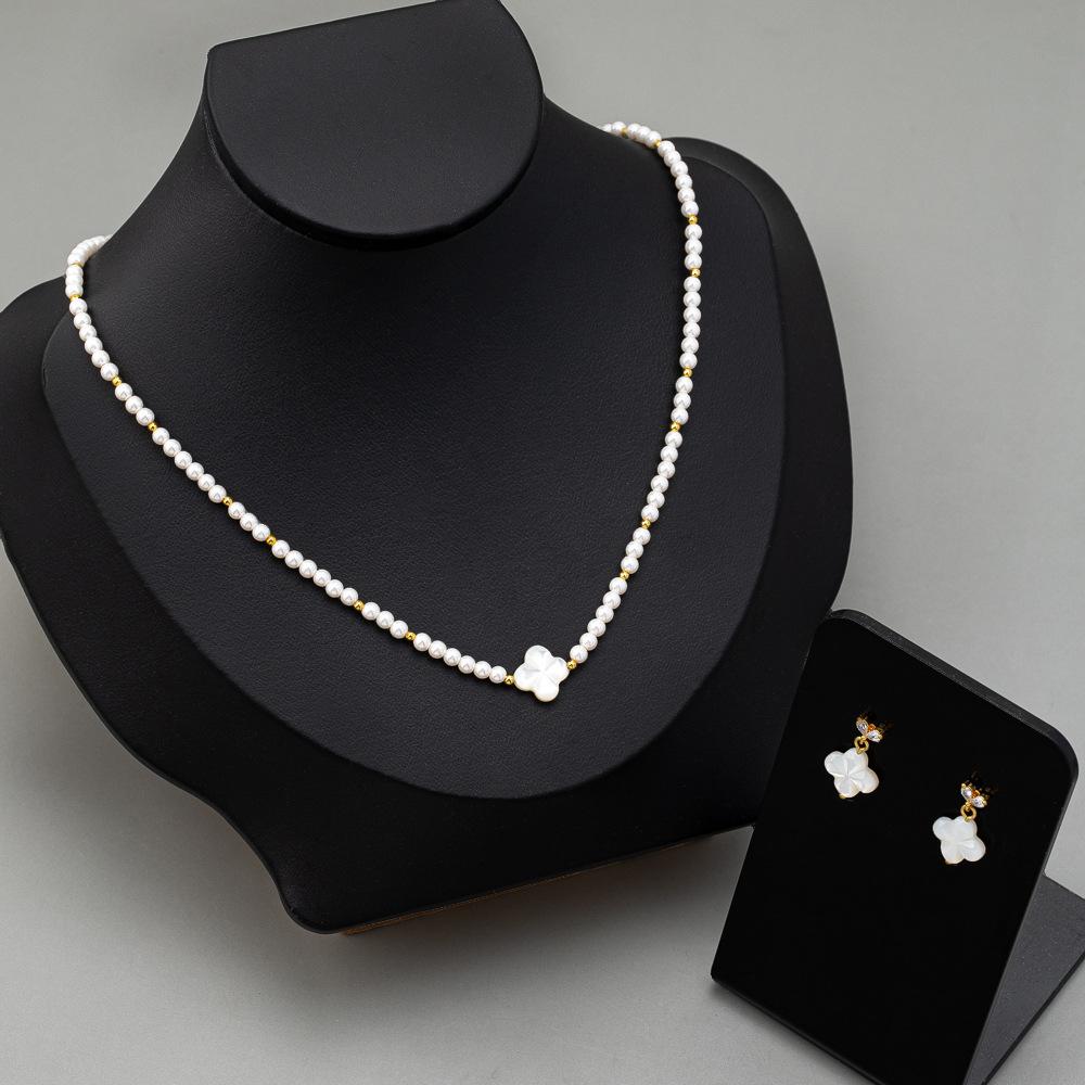 

Shell Clover 2024 Новый взрывной стиль Персонализированный шарм Жемчужное ожерелье Аксессуары для женщин