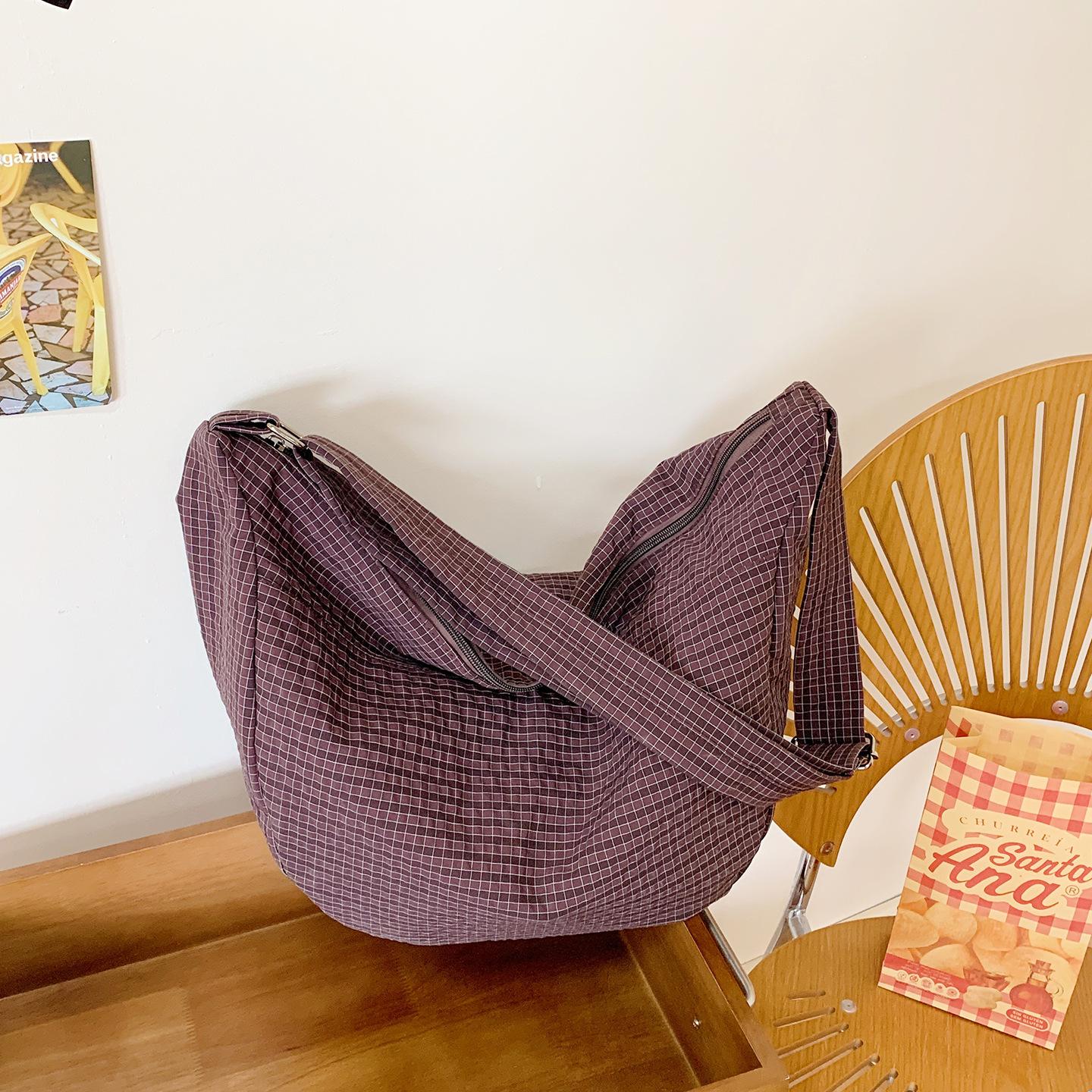 

Korean lazy wind bag large capacity women s shoulder bag 2025 new nylon canvas dumpling bag simple messenger bag коричневий