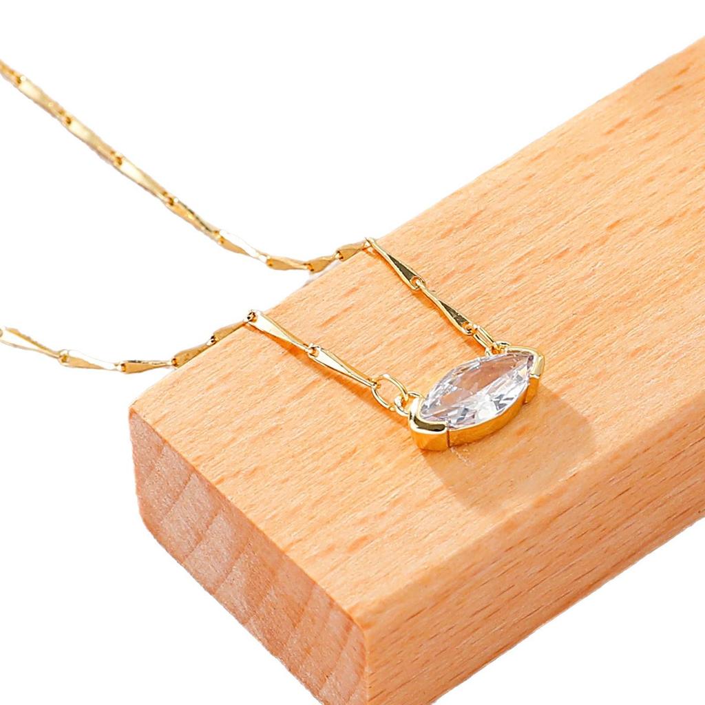 Elegant Women's Single Diamond Niche Pendant Necklace - Fashionable Ins Style, Luxury Clavicle Chain Choker