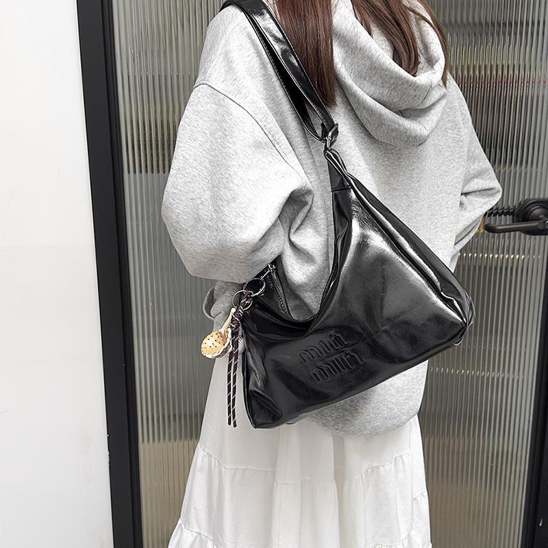 

Мягкая кожаная сумка большой вместимости: Сумка-мессенджер и сумка-мессенджер для женщин осень/зима 2024 с двухслойным буквенным дизайном null чёрный