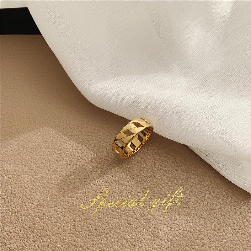 Wangdings Retro Titanium Steel 18K Gold Plated Ring for Women - Simple, Fashionable, Hollow Design